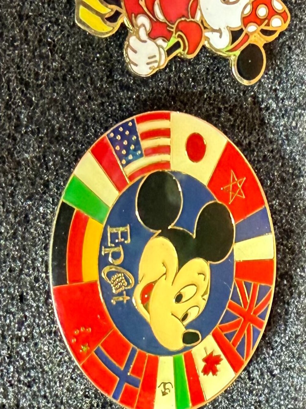 Vtg 2000 Disney Mickey Circle of Country Flags EPCOT Pin +Mickey and Minnie Pins